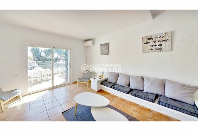 vente maison empuriabrava, 132 m² avec amarre, salon avec terrasse vue canal