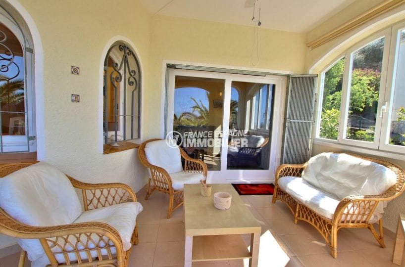 agència immobiliària roses: villa 366 m², terrasse avec canapé, fauteuils, petite table