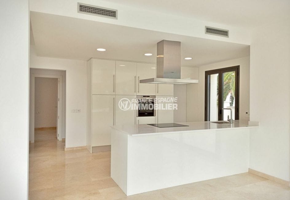 vente immobilier costa brava: villa 5 pièces 185 m², séjour avec cuisine américaine