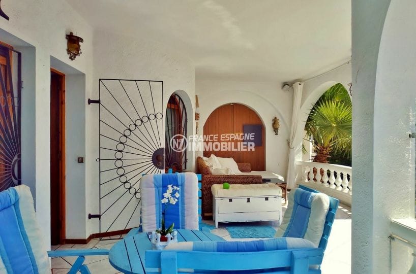 empuriabrava immo: villa 113 m² avec amarre, belle terrasse équipée, canapé, table