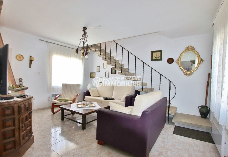 roses espagne: villa 336 m² avec amarre, salon avec escalier pour accès chambre