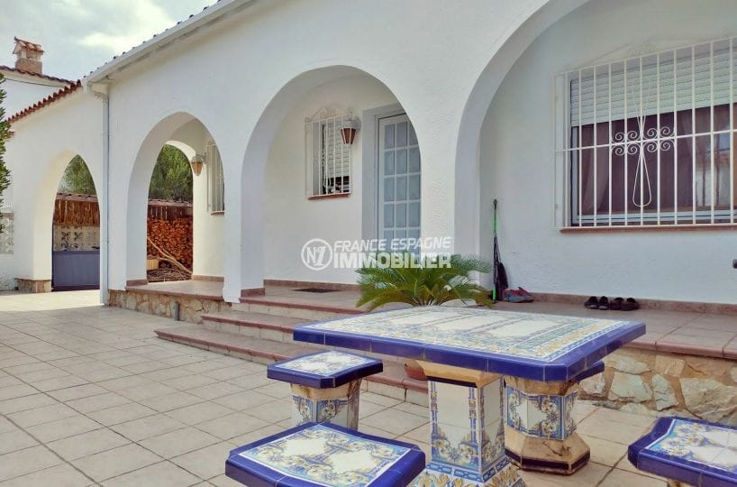 acheter maison costa brava, villa 208 m² avec amarre, belle terrasse avec table et chaises en faiënce