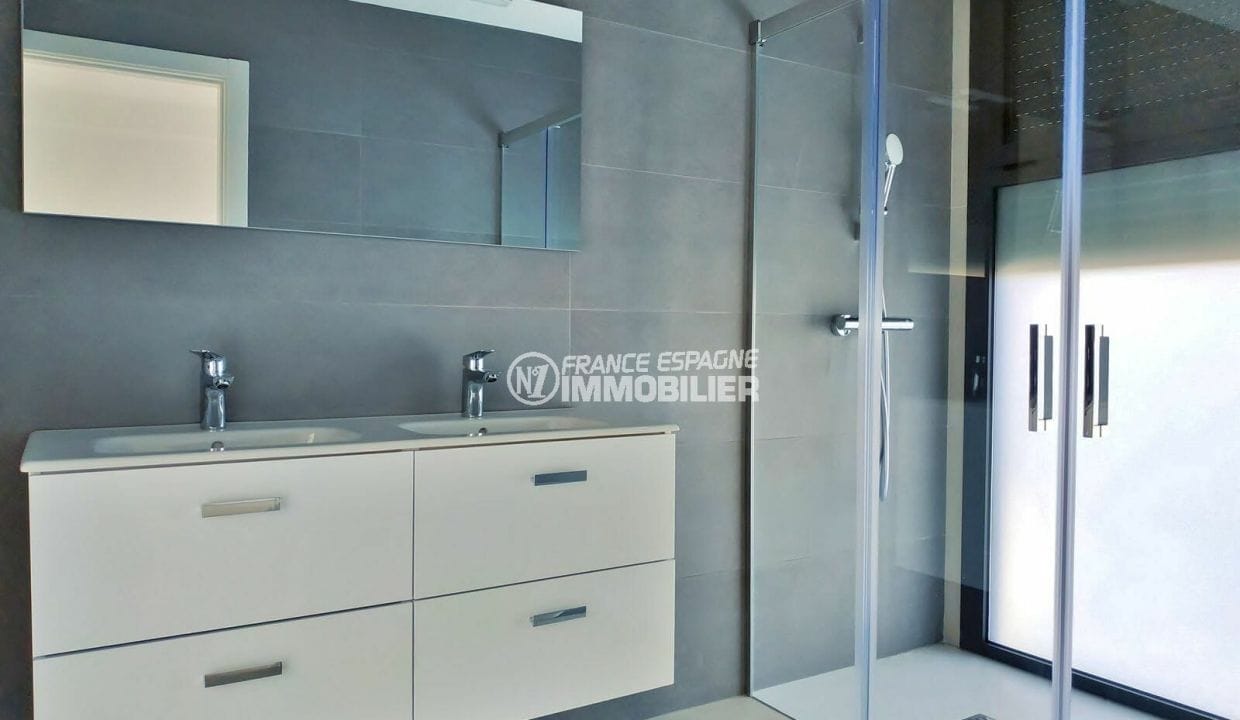 agence immobiliere costa brava: villa 200 m² avec amarre, salle d'eau, douche et 2 vasques