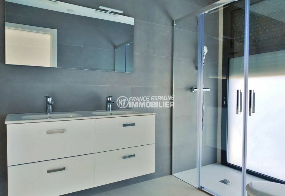 agence immobiliere costa brava: villa 200 m² avec amarre, salle d'eau, douche et 2 vasques