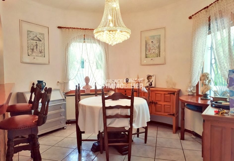 vente maison empuriabrava, villa 113 m² avec amarre, salle à manger, beau lustre au plafond