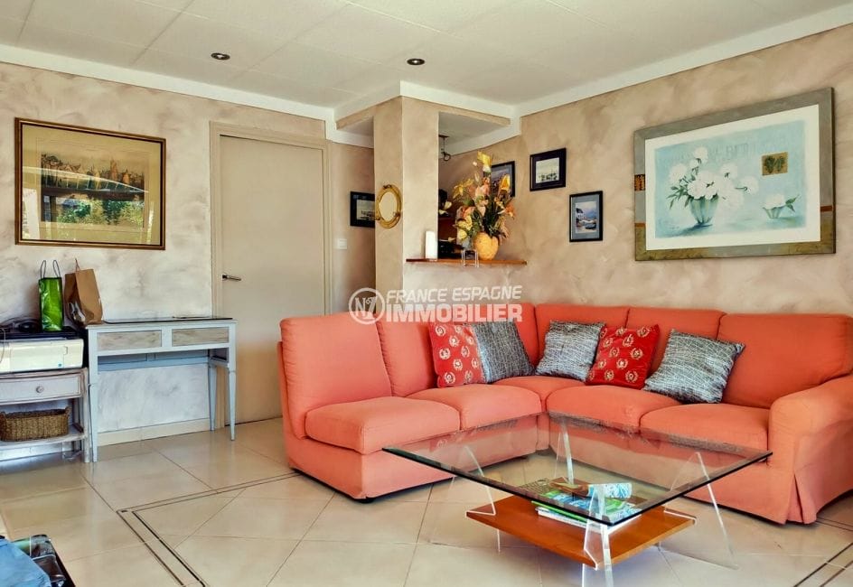 maison a vendre espagne bord de mer, villa 208 m² avec amarre, salon avec spots led au plafond