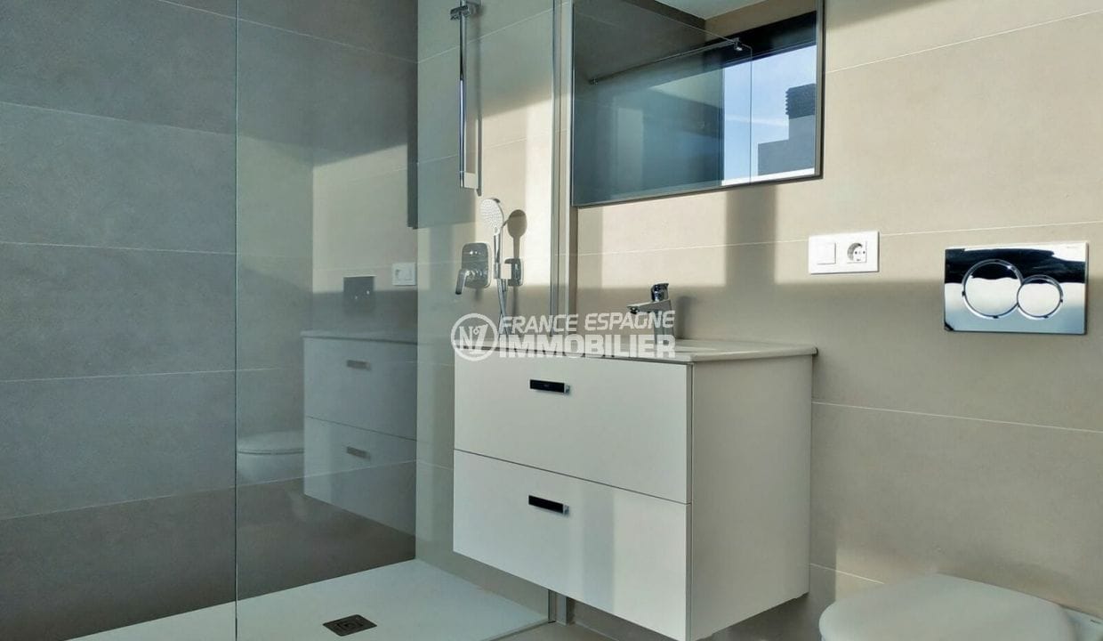 maison a vendre espagne, villa 200 m² avec amarre, salle d'eau avec douche et wc