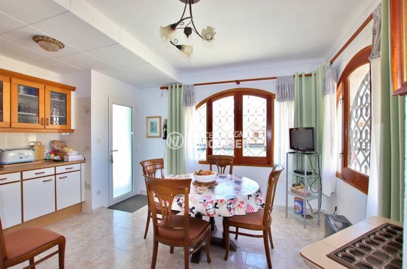 achat maison espagne costa brava, villa 336 m² avec amarre, cuisine ouverte avec coin repas