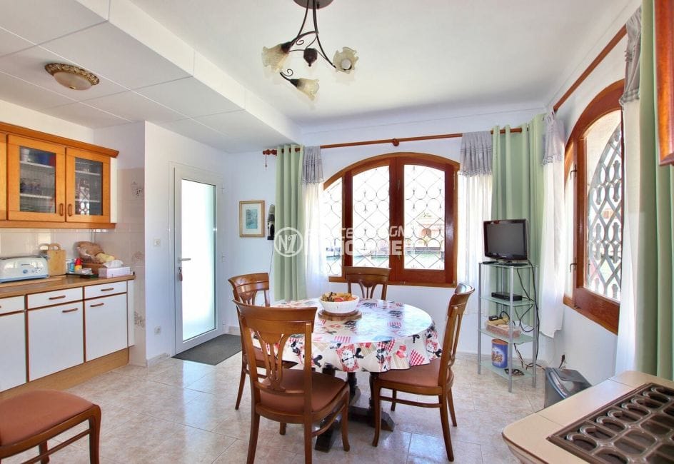achat maison espagne costa brava, villa 336 m² avec amarre, cuisine ouverte avec coin repas
