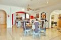immocenter empuriabrava: villa 208 m² avec amarre, cuisine américaine, table et chaises