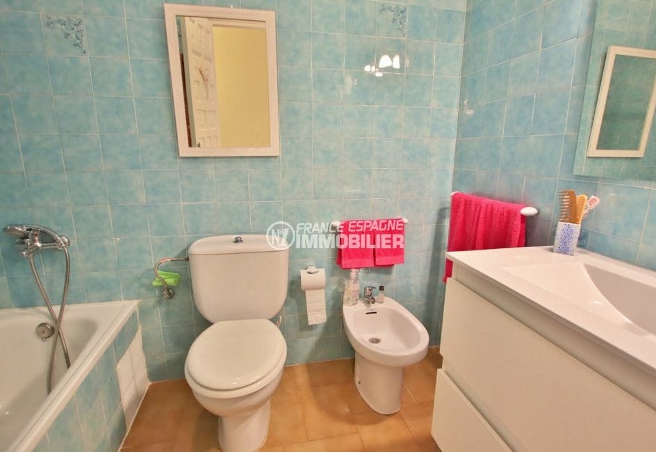 agence rosas: villa 74 m² avec 2 chambres, salle de bain avec baignoire et wc