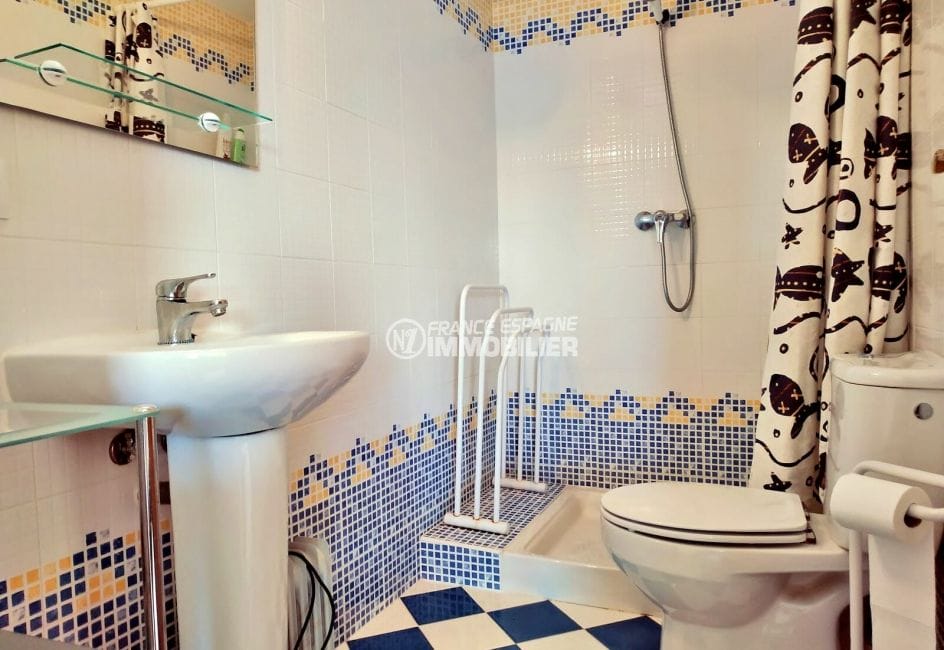 costa brava house: appartement 3 pièces 93 m², salle d&#039;eau avec douche et wc