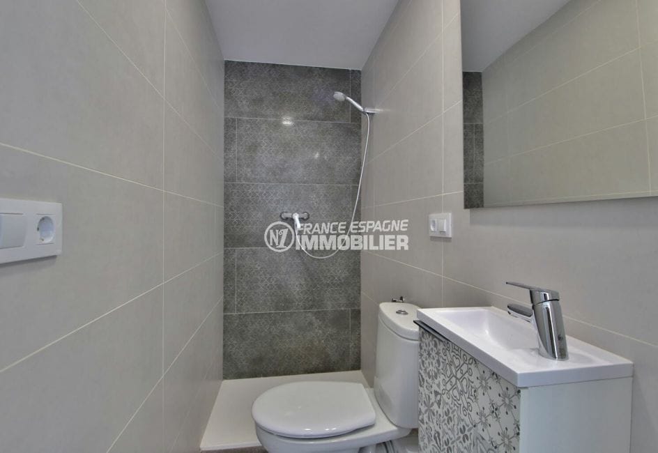 immocenter roses: appartement 4 pièces 65 m², 2° salle d'eau avec douche et wc