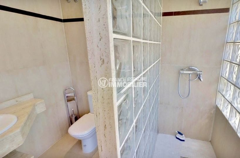 agence immobiliere costa brava: appartement 5 pièces 136 m², salle d'eau avec douche et wc