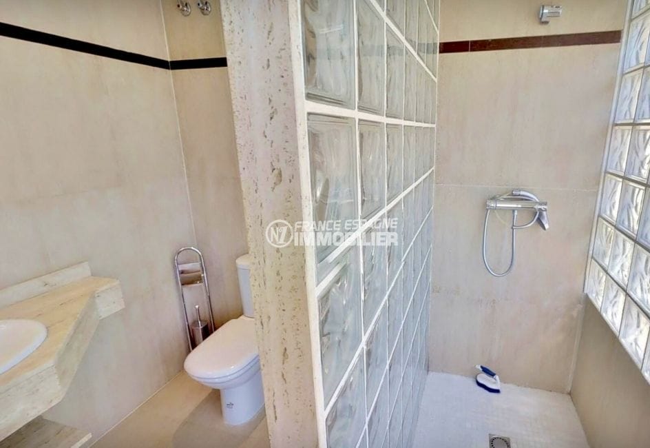 agence immobiliere costa brava: appartement 5 pièces 136 m², salle d'eau avec douche et wc