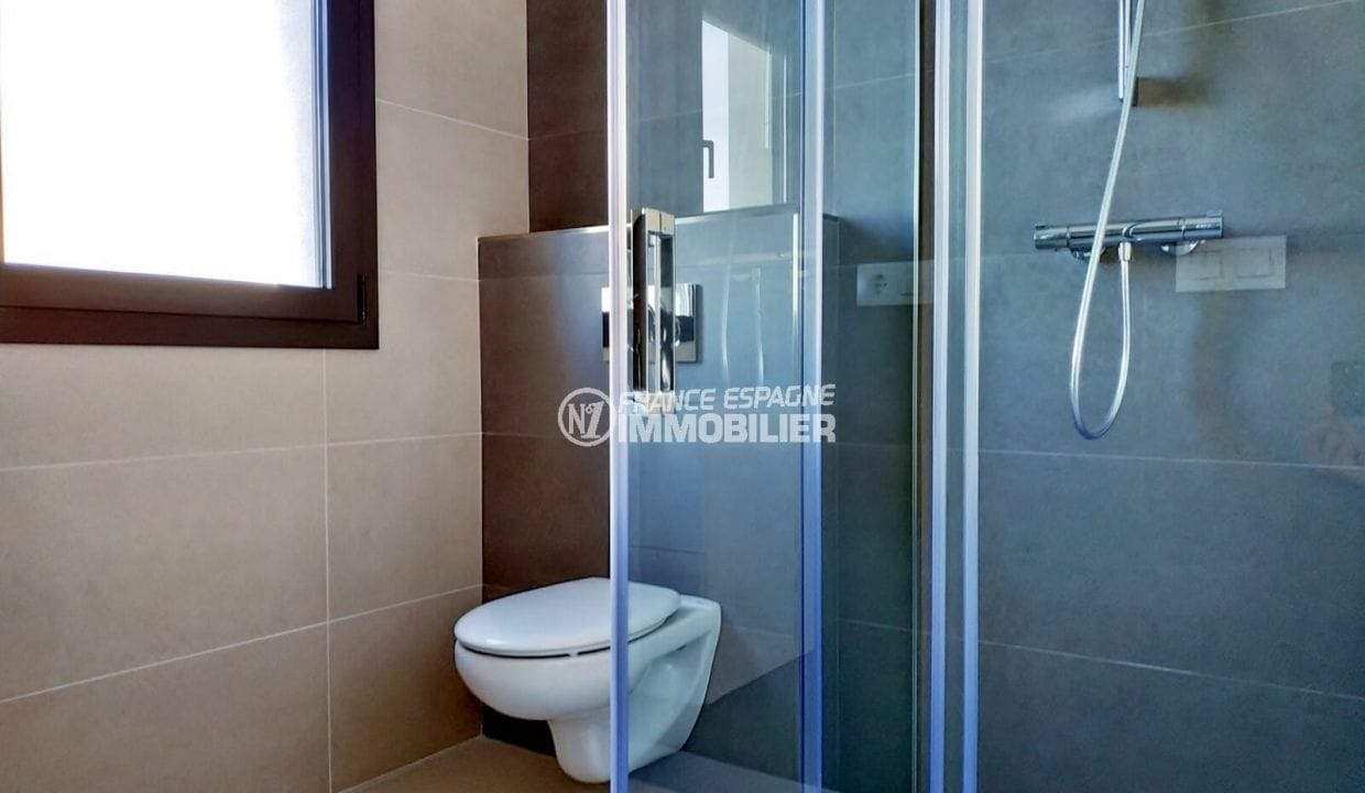 immocenter empuriabrava: villa 200 m² avec amarre, salle d'eau avec wc suspendu