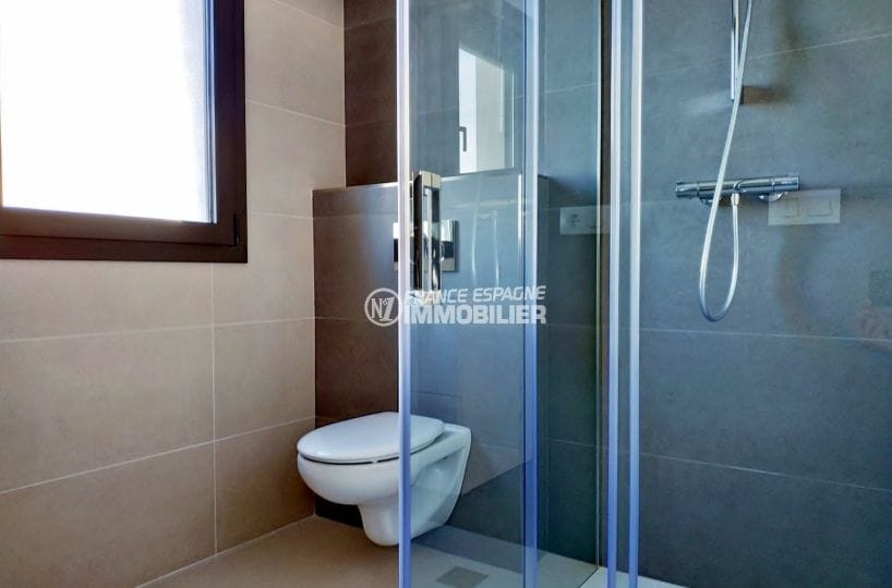 immocenter empuriabrava: villa 200 m² avec amarre, salle d'eau avec wc suspendu