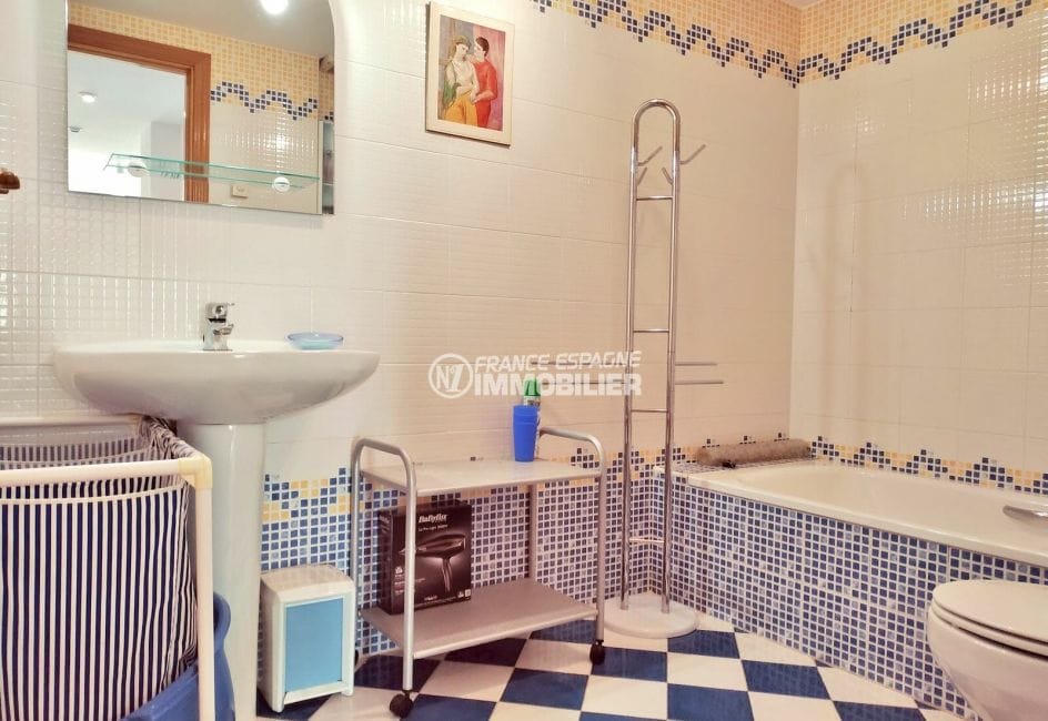 appartement a vendre empuriabrava particulier, 3 pièces 93 m², salle de bain avec baignoire et wc