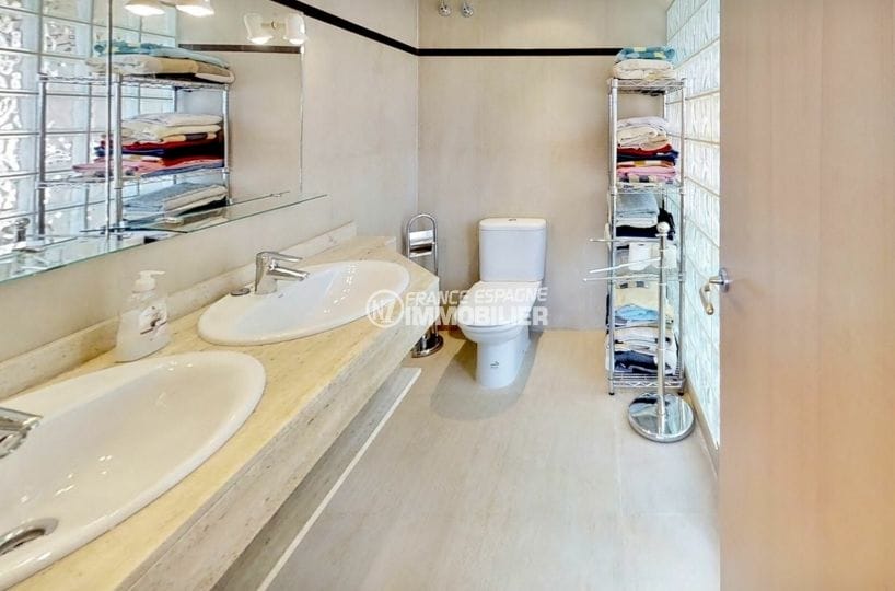 agence immobilière costa brava: appartement 5 pièces 136 m², salle d'eau avec 2 vasques et wc