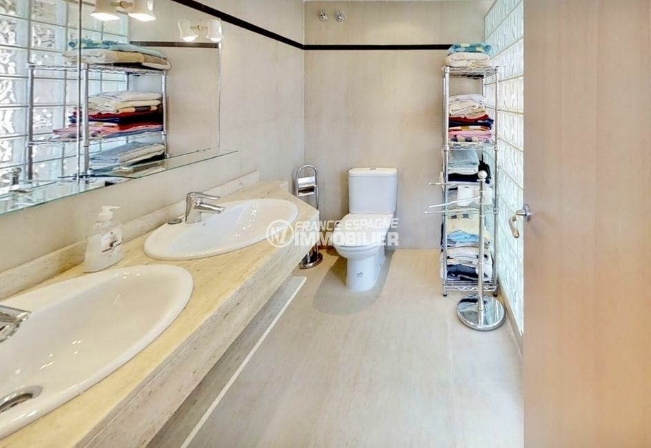 agence immobilière costa brava: appartement 5 pièces 136 m², salle d'eau avec 2 vasques et wc