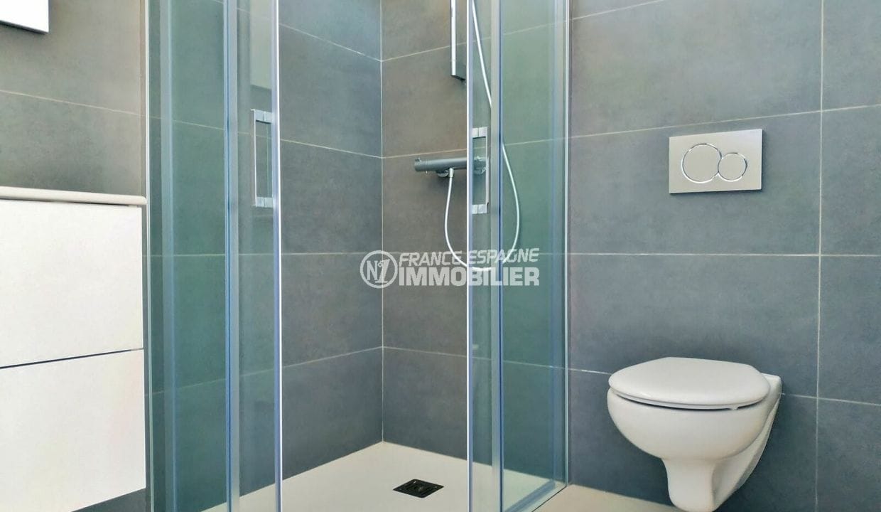 la costa brava: villa 200 m² avec amarre, salle d'eau avec douche et wc suspendu