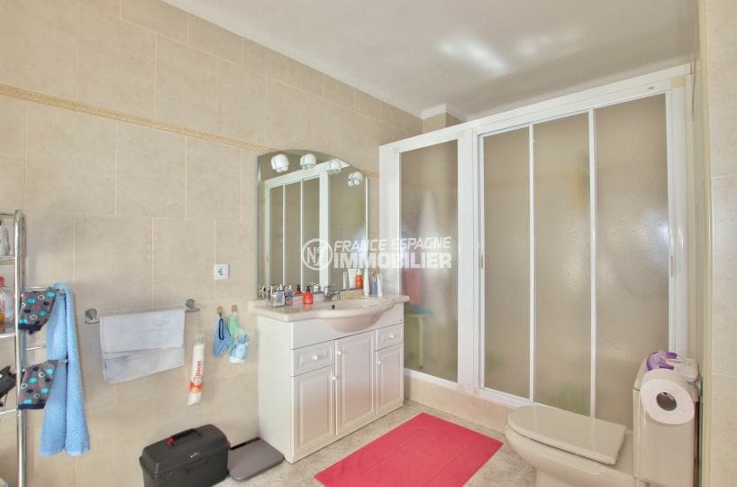 achat maison rosas espagne, villa 336 m² avec amarre, 1° salle d'eau avec très grande douche