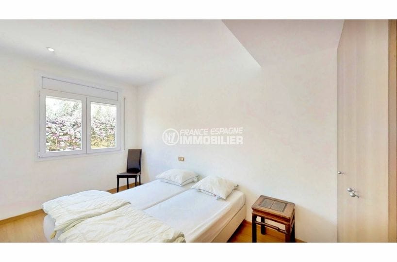agence immobilière roses: appartement 5 pièces 136 m², chambre avec armoire penderie encastrée