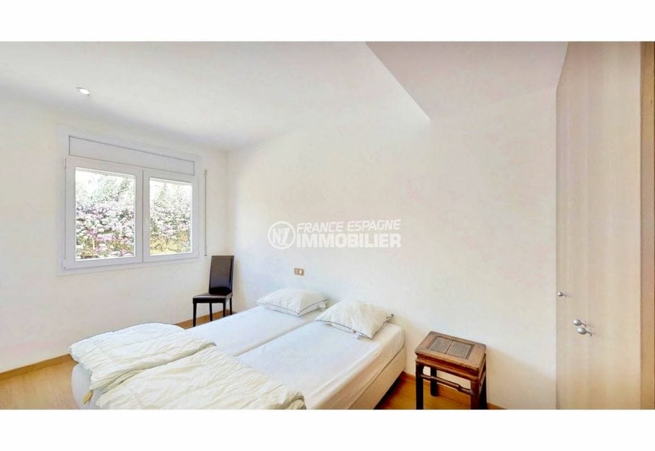 agence immobilière roses: appartement 5 pièces 136 m², chambre avec armoire penderie encastrée