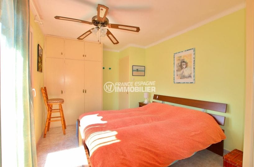 immocenter roses: villa 336 m² avec amarre, 3° chambre, lit double, armoire encastrée