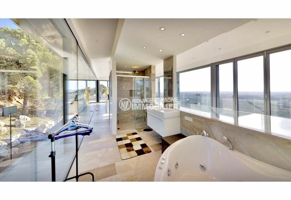 achat maison sur la costa brava, villa de 480 m², salle de bain, douche, baignoire, baie vitrée