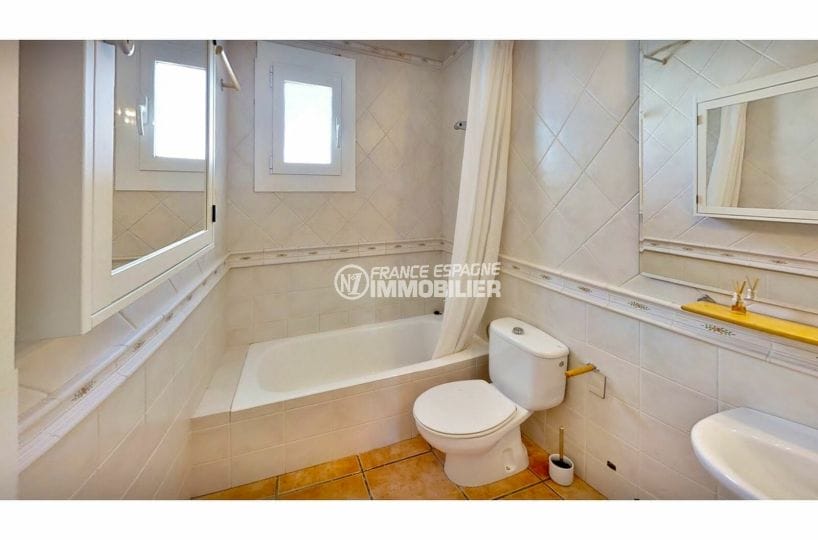 agence immobilière costa brava: villa 132 m² avec amarre, salle de bain, baignoire et wc
