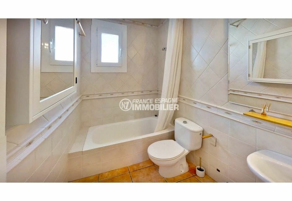 agence immobilière costa brava: villa 132 m² avec amarre, salle de bain, baignoire et wc