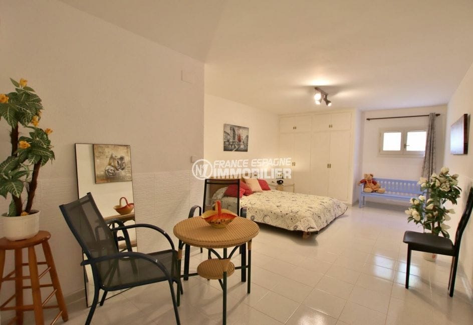 achat maison en espagne costa brava, villa 366 m², coin chambre à coucher dans l'appartement indépendant