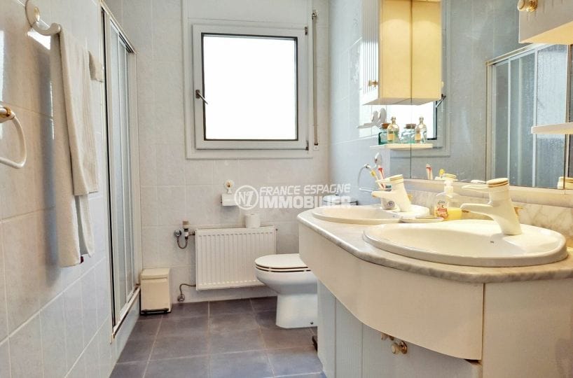maison a vendre empuriabrava, villa 208 m² avec amarre, 2° salle d'eau, 2 vasques, douche et wc