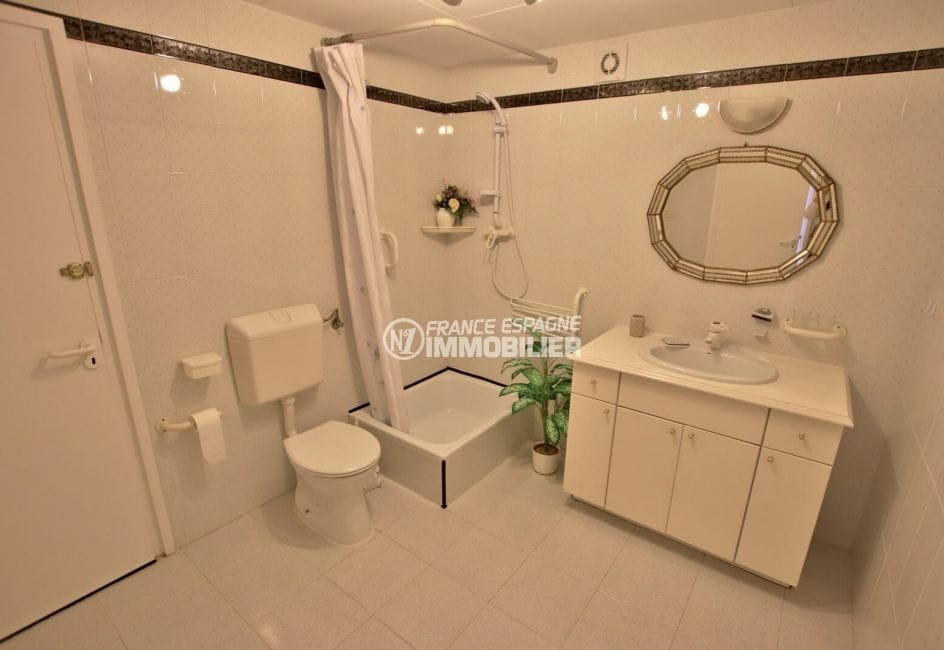 achat villa espagne costa brava, villa 366 m², salle d'eau avec douche et wc
