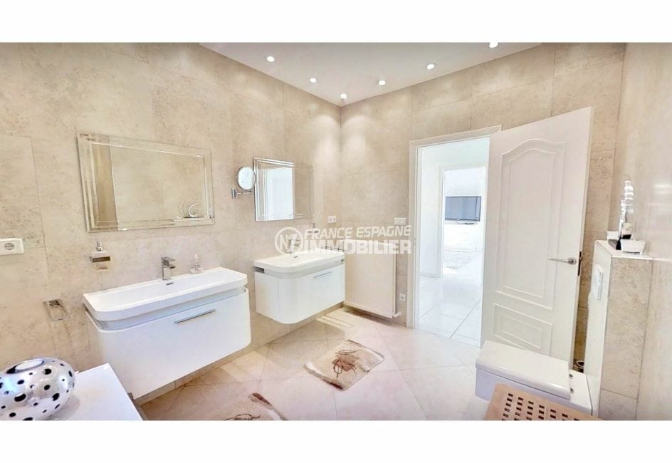 vente immobiliere costa brava: villa de 480 m², jolie salle d'eau avec 2 vasques