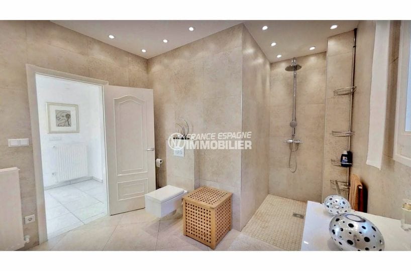 vente immobilière costa brava: villa de 480 m², salle d'eau avec douche et wc
