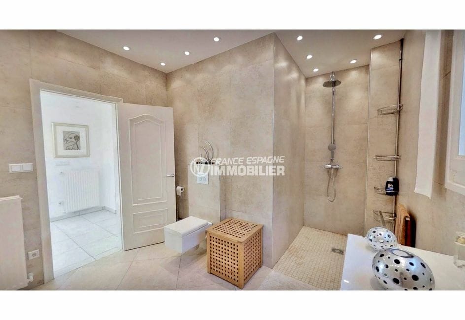 vente immobilière costa brava: villa de 480 m², salle d'eau avec douche et wc