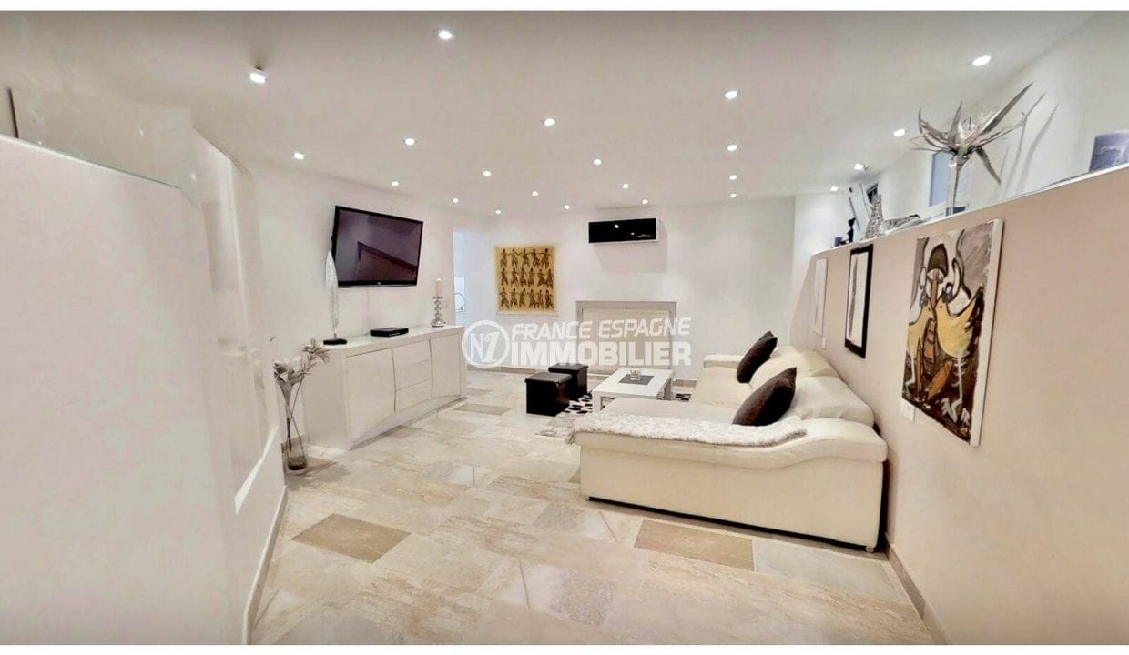 maison a vendre espagne costa brava, villa de 480 m², beau salon avec mur étagère