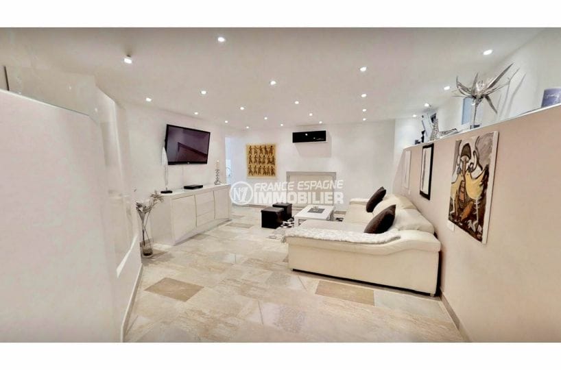 maison a vendre espagne costa brava, villa de 480 m², beau salon avec mur étagère