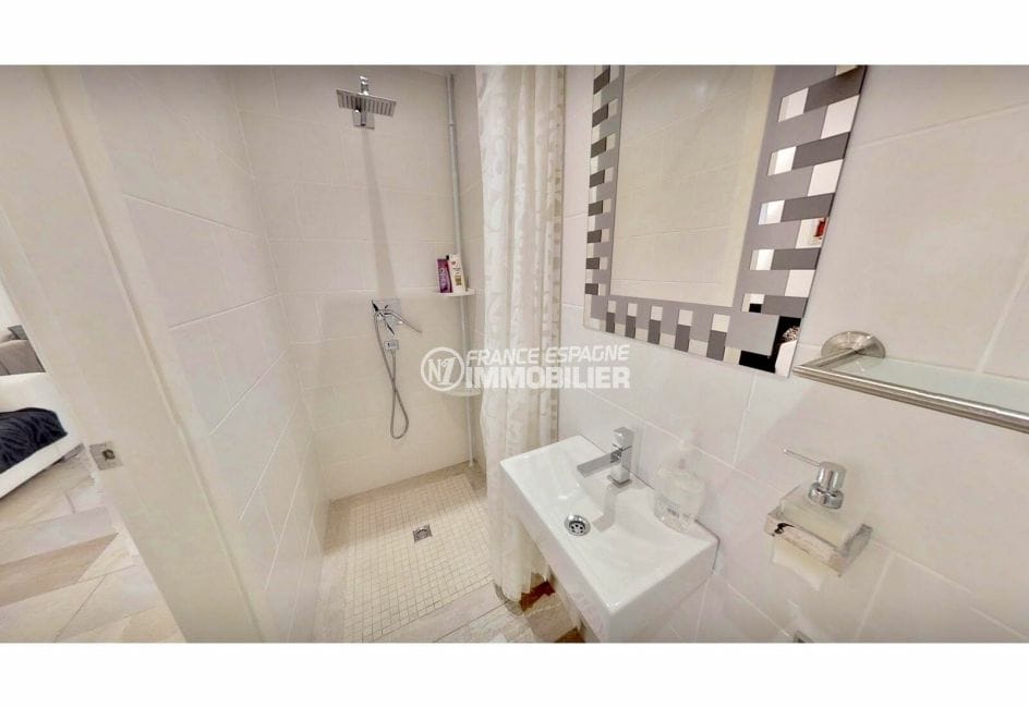costabrava immo: villa de 480 m², salle d'eau dans l'appartement, douche