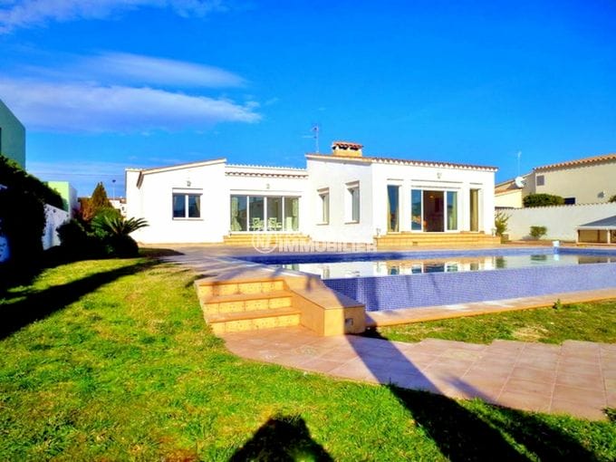 sale house empuriabrava with mooring, 213 m² with 4 bedrooms, land 1125 m², swimming pool and garage, near beach