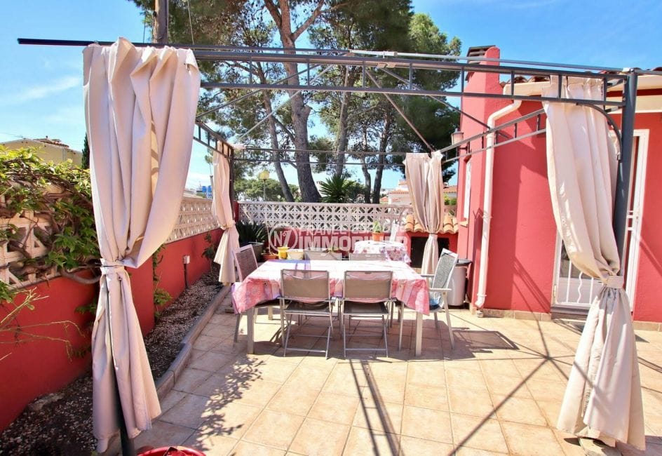 maison a vendre rosas, villa 109 m², terrasse solarium avec tonnelle pour le soleil