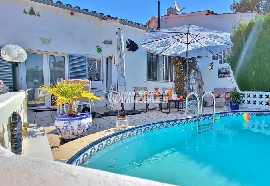vente immobilier rosas espagne: villa 3 pièces 92 m², piscine avec jolie terrasse, meubles de jardin