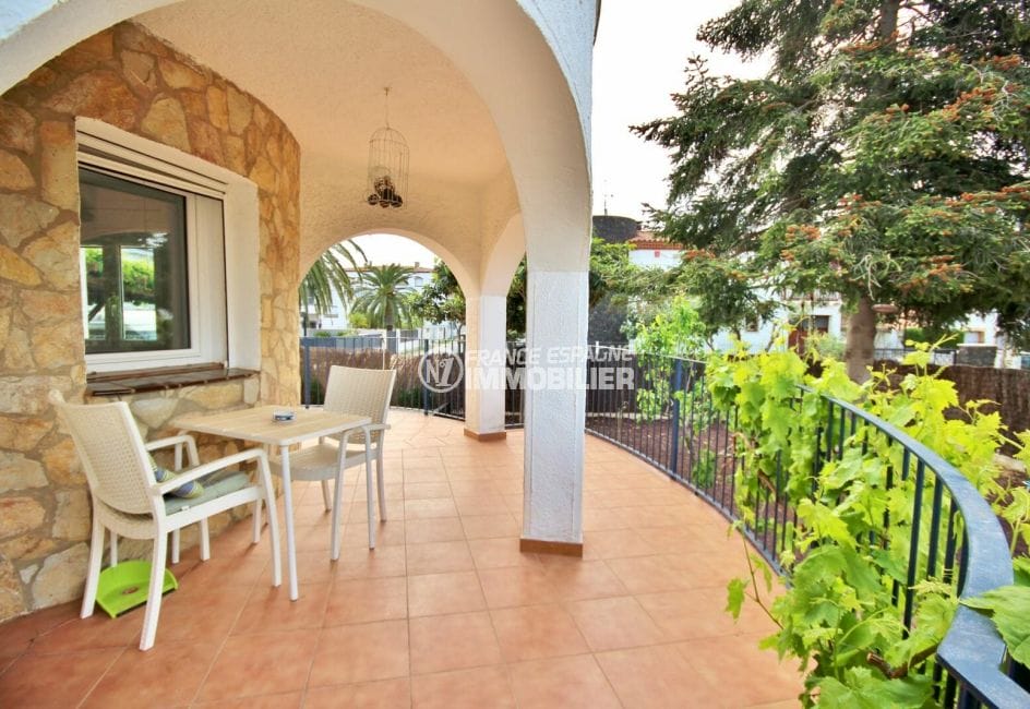 vente maison empuriabrava, 5 pièces 265 m², jolie terrasse avec table et chaises