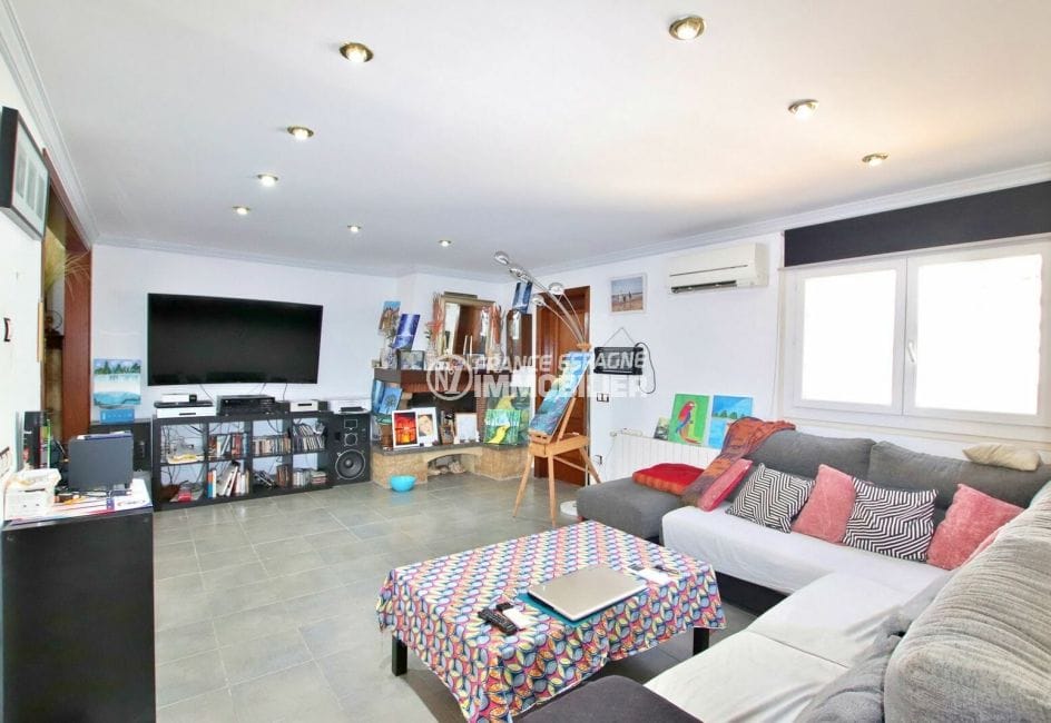 agence immobiliere costa brava: villa 109 m², salon / séjour avec cheminée, climatisation