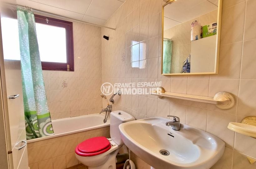 appartement a vendre a rosas, 2 pièces 51 m², salle de bain avec baignoire et wc