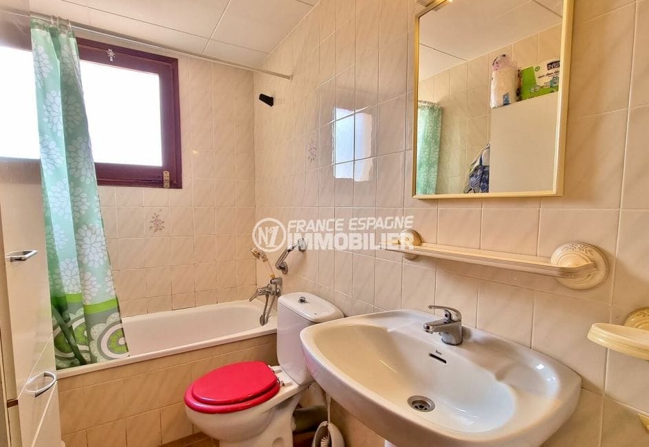 appartement a vendre a rosas, 2 pièces 51 m², salle de bain avec baignoire et wc