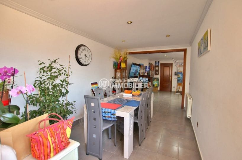 agence immobilière costa brava: villa 109 m², séjour avec table et chaises pour le repas