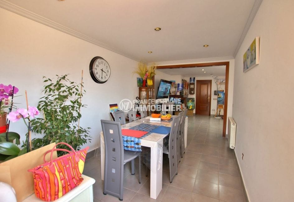 agence immobilière costa brava: villa 109 m², séjour avec table et chaises pour le repas